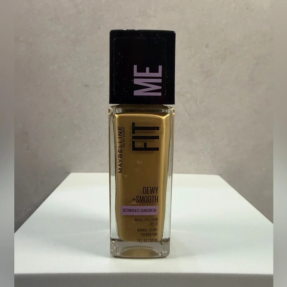 🩷5/$10 Fit Me Dewy + Smooth Foundation - Golden Shade
